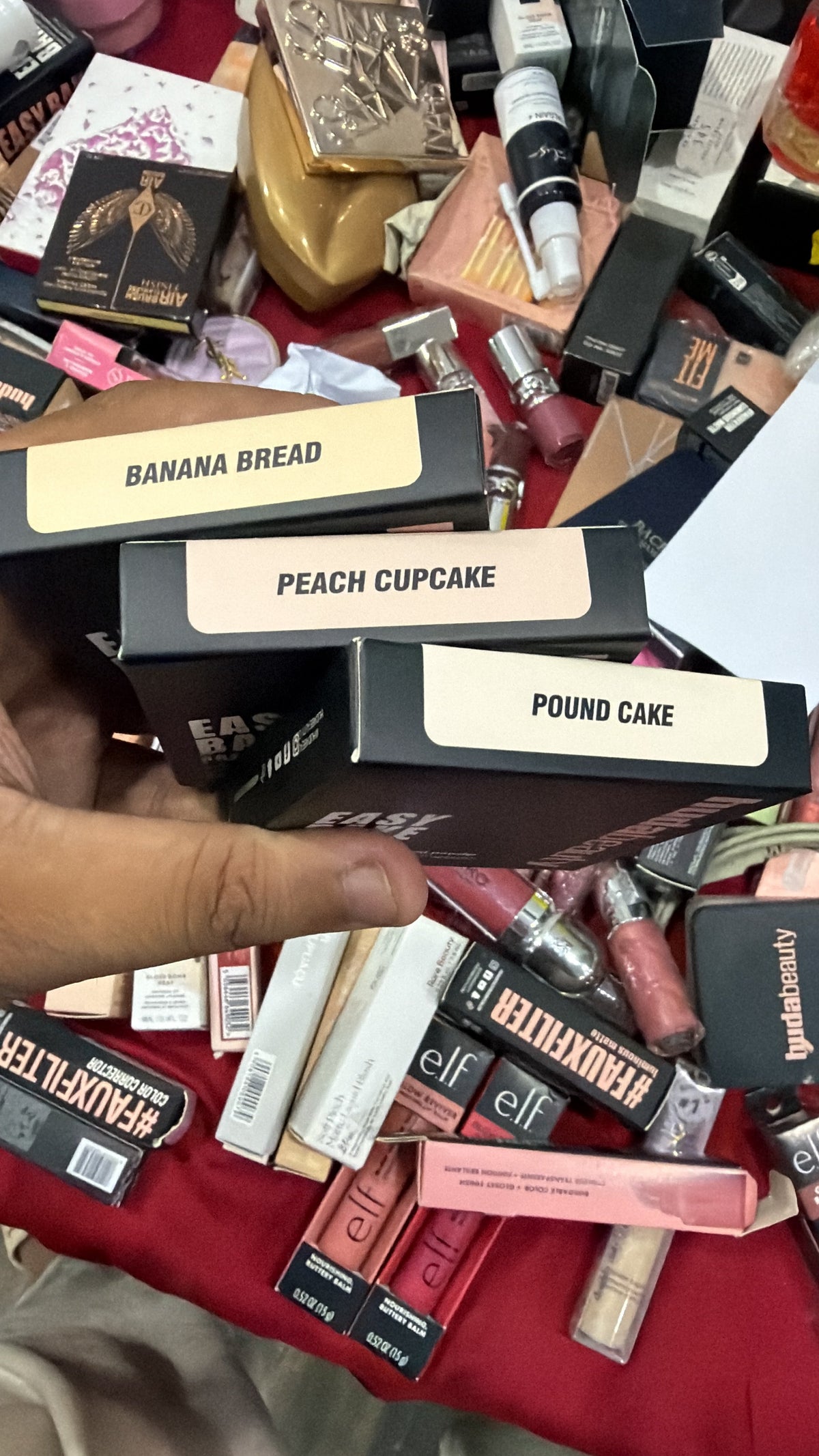 HUDA BEAUTY Easy Bake Pressed Powder product detail