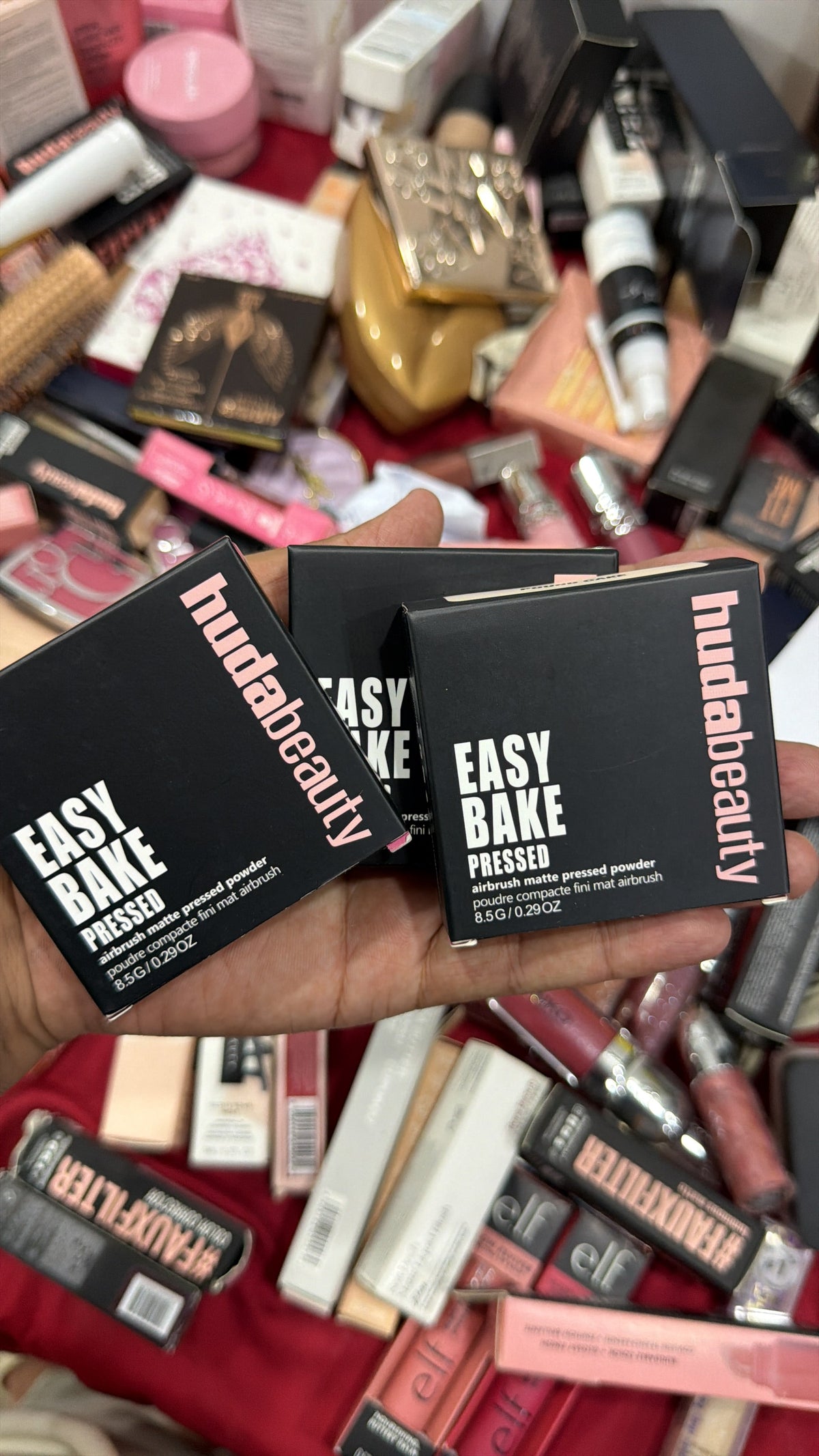 HUDA BEAUTY Easy Bake Pressed Powder product detail